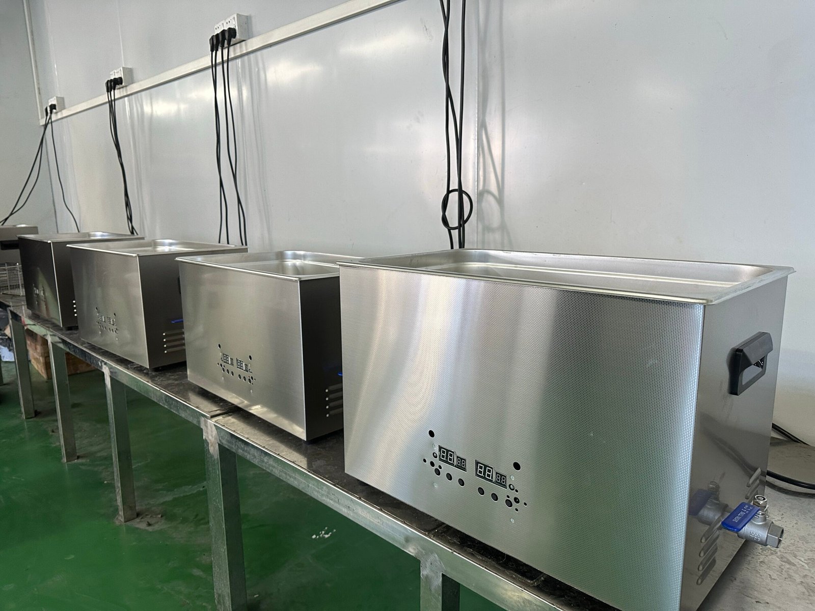 Commercial adjustable frequency ultrasonic cleaner for laboratory and school use