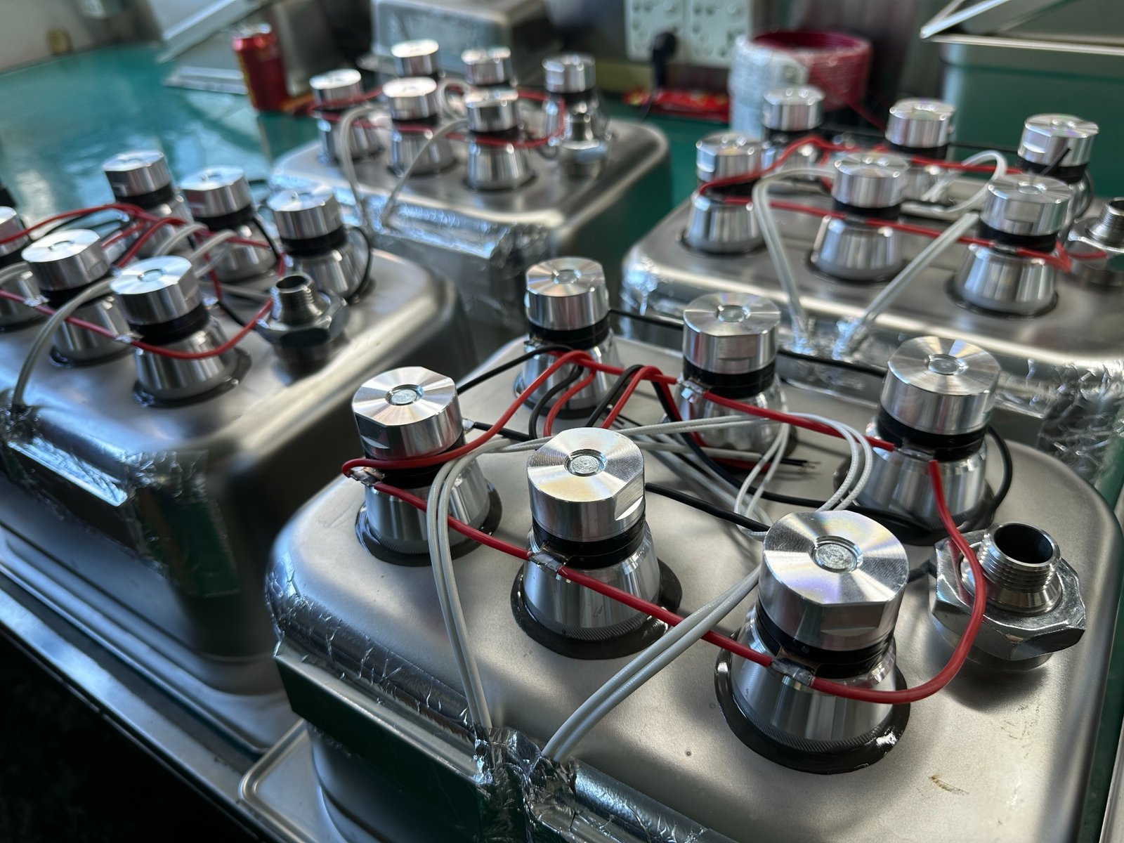 Ultrasonic transducer assembly for industrial ultrasonic cleaners