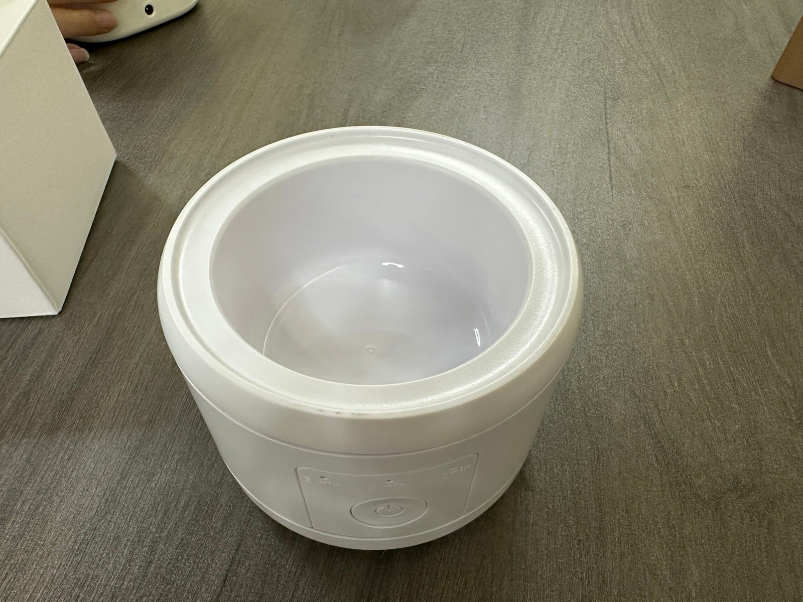 Low-cost ultrasonic cleaner with plastic inner tank